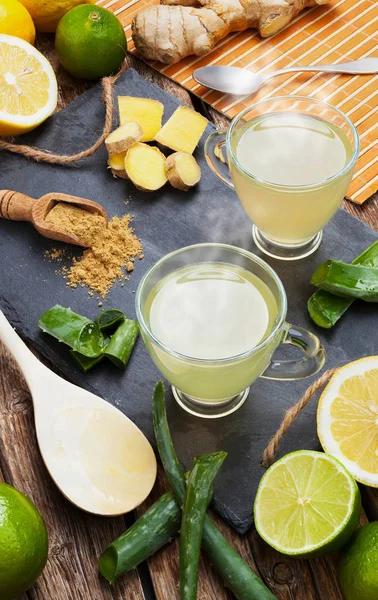 Bebida con aloe vera y limones — Foto de Stock