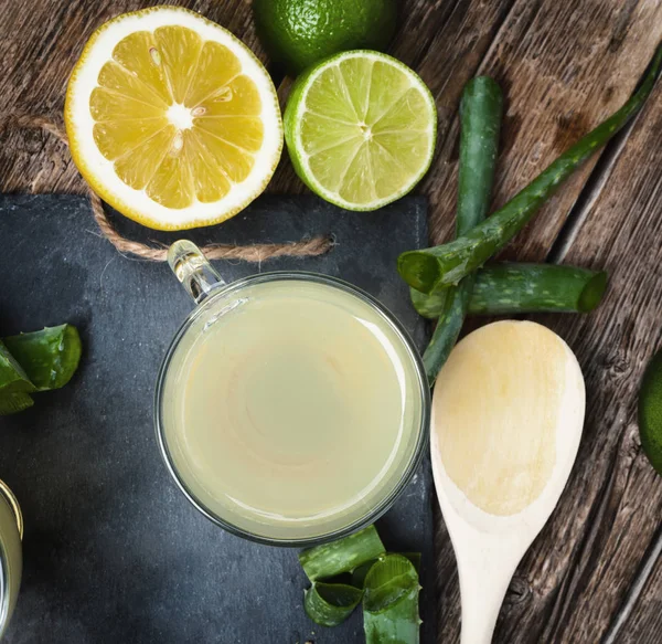 Bebida con aloe vera y limones — Foto de Stock