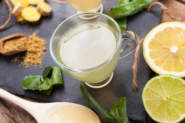 Bebida con aloe vera y limones — Foto de Stock