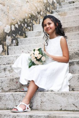İlk görüşme günün için beyaz elbiseli genç kız