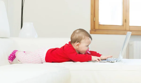 Bambino ragazza utilizzando un computer portatile — Foto Stock
