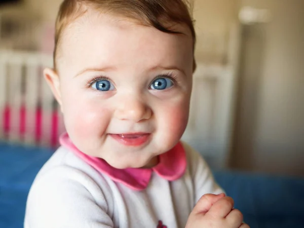 Portait di bella bambina — Foto Stock