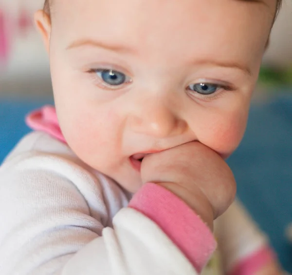 Concepto de dentición. Niña con el dedo en la boca . —  Fotos de Stock