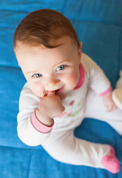 Conceito de dentição. Menina do bebê com o dedo na boca . — Fotografia de Stock