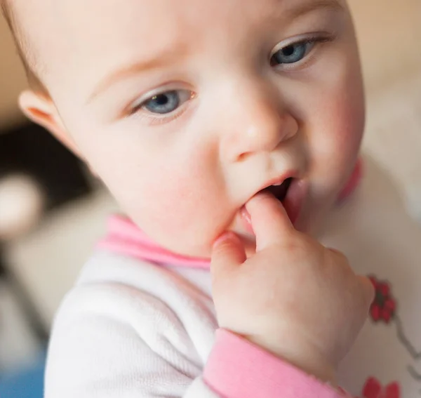 Conceito de dentição. Menina do bebê com o dedo na boca . — Fotografia de Stock