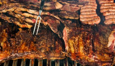 Sıcak bir ızgara üzerinde ızgara et.