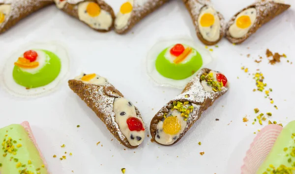 Tradycyjne sycylijskie wypieki, Cannoli Siciliani. — Zdjęcie stockowe