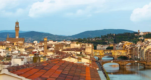 Floransa Ponte Vecchio ve Palazzo Vecchio üzerinden görünüm — Stok fotoğraf