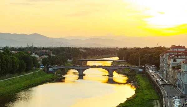 Floransa'daki Ponte Santa Trinita gün batımında. — Stok fotoğraf