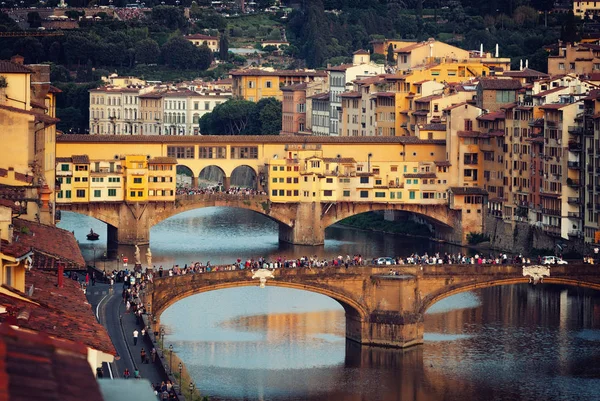 Ponte Vecchio ao pôr-do-sol, em Florença . — Fotografia de Stock