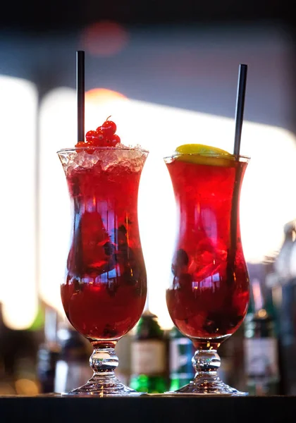 Dos vasos de hielo con cóctel rojo alcólico . — Foto de Stock