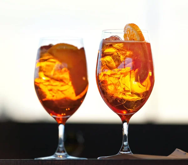 Two glasses of spritz cocktail — Stock Photo, Image