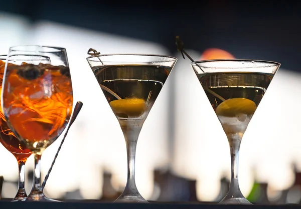 Deux verres de boissons alcoolisées avec olive — Photo
