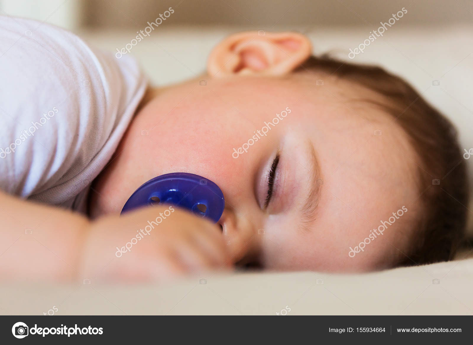 большие пустышки для детей. грудничок с соской. видеоняня inanny roomie 20. засыпающая девочка с соской. можно ли спать с пустышкой.