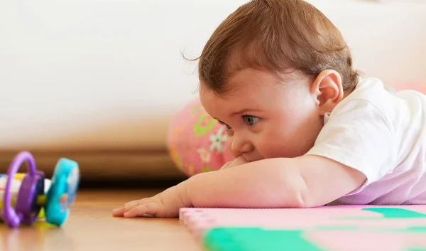 Niño juega en el suelo . — Foto de Stock