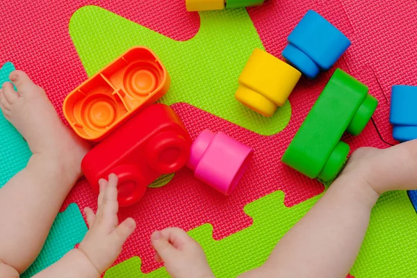 Niño juega con el bloque de construcción — Foto de Stock