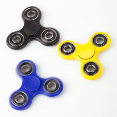 Beyaz zemin üzerinde üç kıpır Spinner