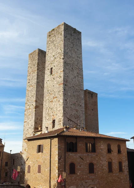 Architektura, San Gimignano, malé středověké vesnice Toskánsko — Stock fotografie