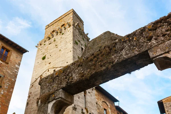 Architektur von San Gimignano, einem kleinen mittelalterlichen Dorf in der Toskana — Stockfoto