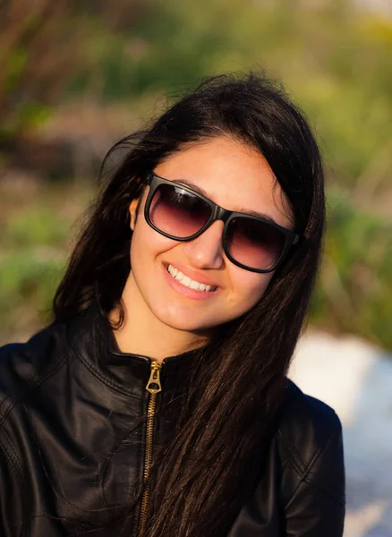 Portrait d'un adolescent avec des lunettes de soleil . — Photo