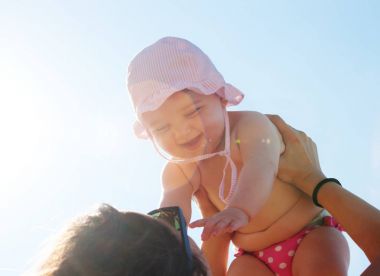 Yeni doğan bebek kız anne ile oynamaktan.