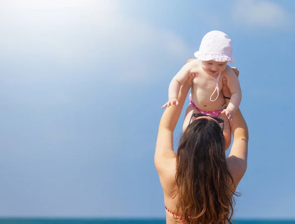 Bebé recién nacido jugando con mamá . — Foto de Stock