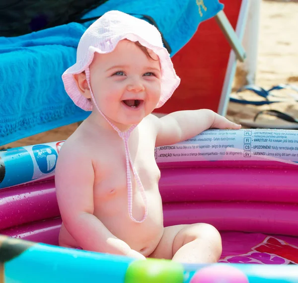 Новорожденная девочка в надувной бассейн й . — стоковое фото
