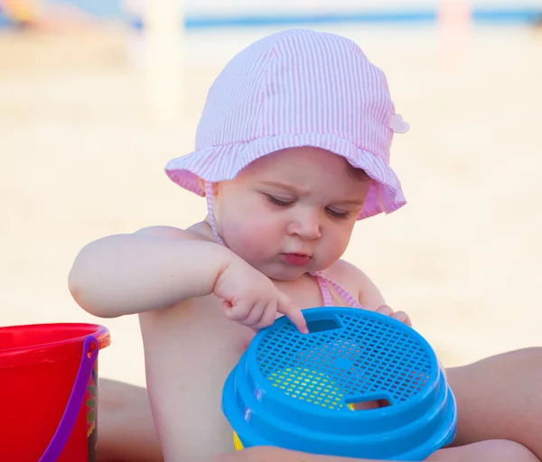 Yeni doğan bebek kız denizde — Stok fotoğraf