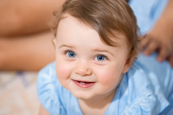 Pasgeboren babymeisje glimlachend met twee lagere tanden. — Stockfoto