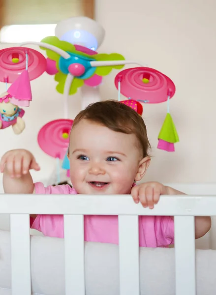 Neugeborenes Mädchen lächelt mit zwei Unterzähnen. — Stockfoto