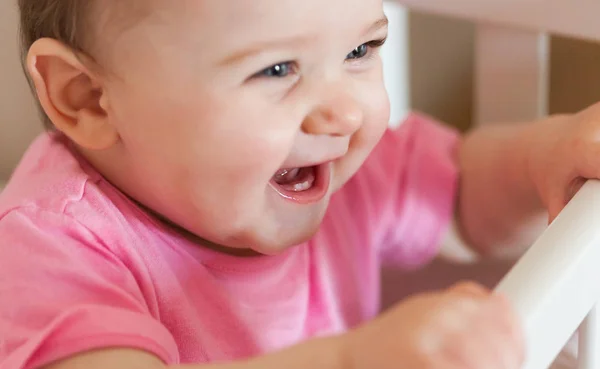 Neugeborenes Mädchen lächelt mit zwei Unterzähnen. — Stockfoto