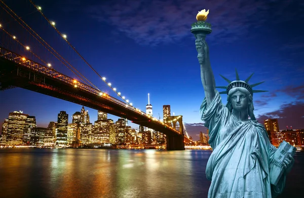 New york city skyline met Liberty standbeeld — Stockfoto