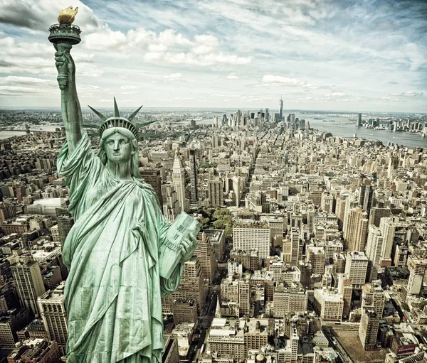 Vista del paisaje urbano de Manhattan con Estatua de la Libertad — Foto de Stock
