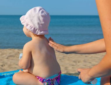 Bebek güneş koruyucu krem.