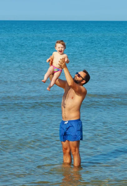 Papá y su hija jugando en el mar — Foto de Stock