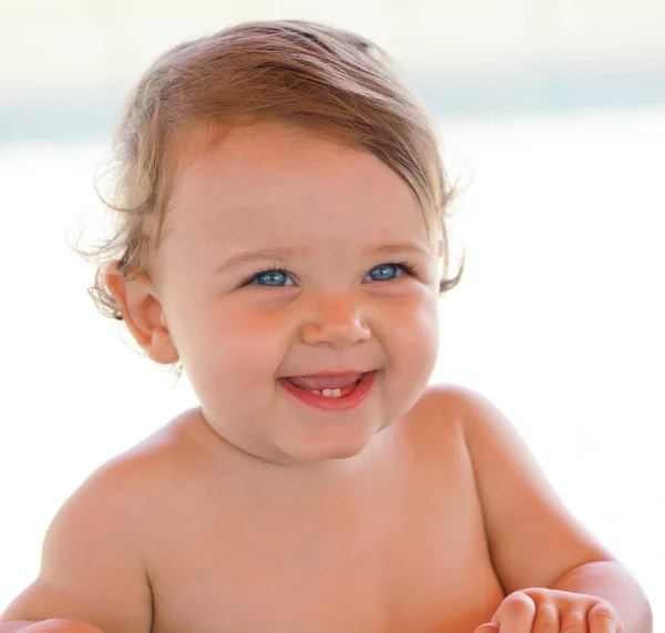 Retrato de uma menina sorridente — Fotografia de Stock