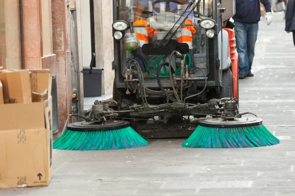 Straatveger machine reinigen de straten — Stockfoto