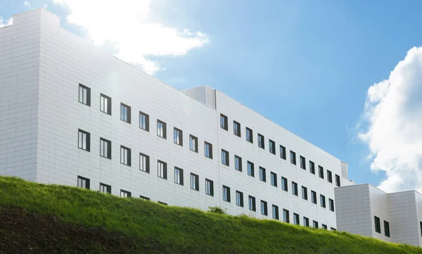 Generic gebouw met blauwe lucht. — Stockfoto