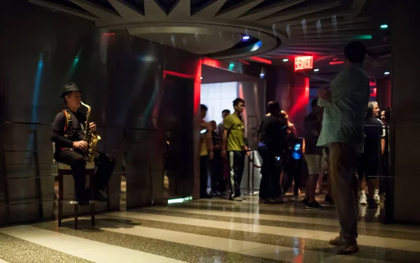 Wil Greenstreet performing at the Empire State Building — Stock Photo, Image