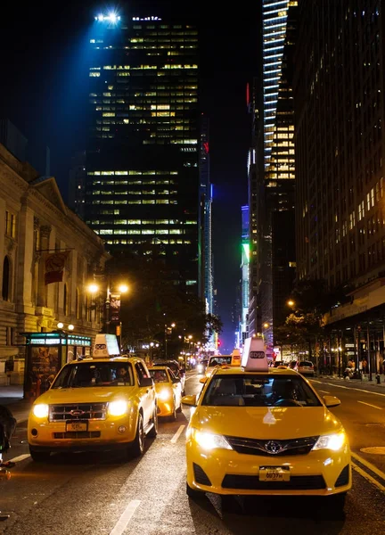 Verkeer met vele gele taxi's in het centrum van Manhattan — Stockfoto