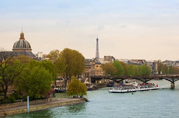 Eiffel-torony és túra hajó nevezett bateaux mouches — Stock Fotó