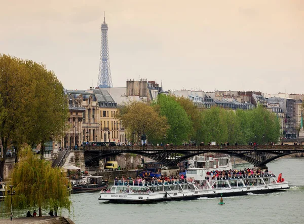 Eiffel-torony és túra hajó nevezett bateaux mouches — Stock Fotó