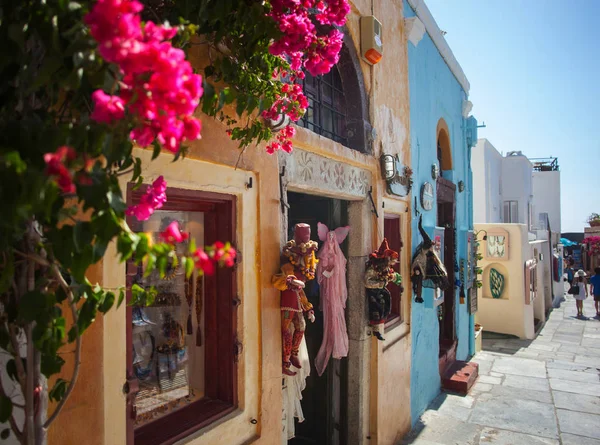 Strade con negozio nell 'isola di Santorini . — Foto Stock