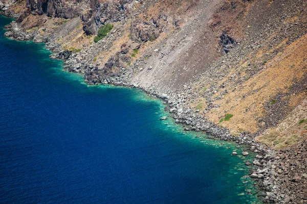 Santorini Island turkuaz su ve volkanik dağlar. — Stok fotoğraf