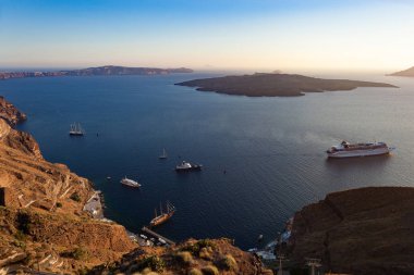 Oia caldera günbatımı, Santorini Adası'nda Ege Denizi üzerinde.
