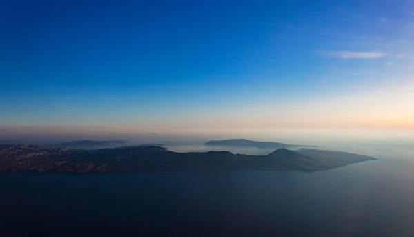 A légi felvétel a Santorini-sziget, mint látott-ból sík ablak — Stock Fotó