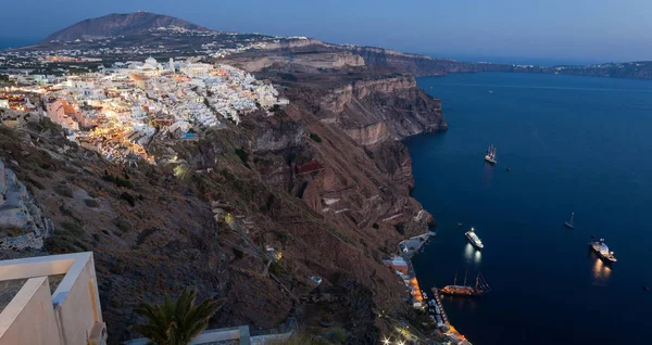 Vue imprenable sur Fira en soirée avec des bateaux de croisière — Photo