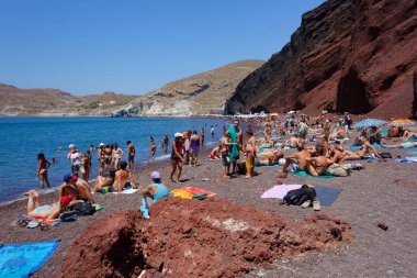 Kırmızı kumsalda güzel: Yunan Adası Santorini.