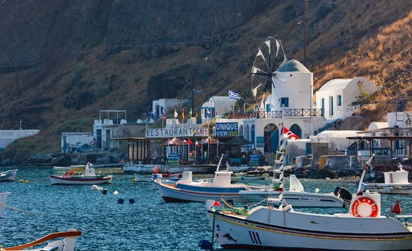 Bağlantı noktasında Adası Thirassia, Santorini, Yunanistan ile köy. — Stok fotoğraf