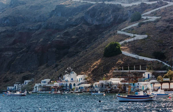 Byn med port på den ön Thirassia, Santorini, Grekland. — Stockfoto